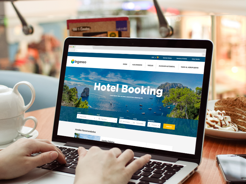 Computador mostrando página principal Booking, Booking servicio de hostelería.